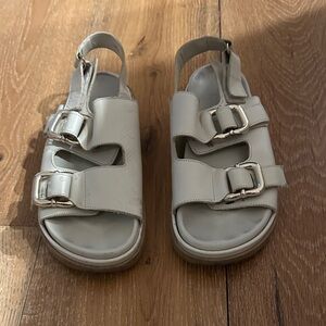 ALOHAS Cream Buckle Sandals
